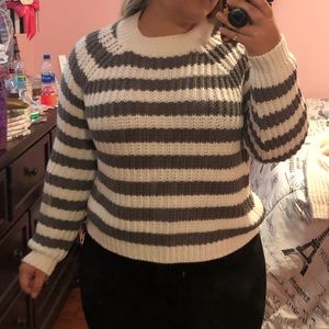 Long sleeve sweater.